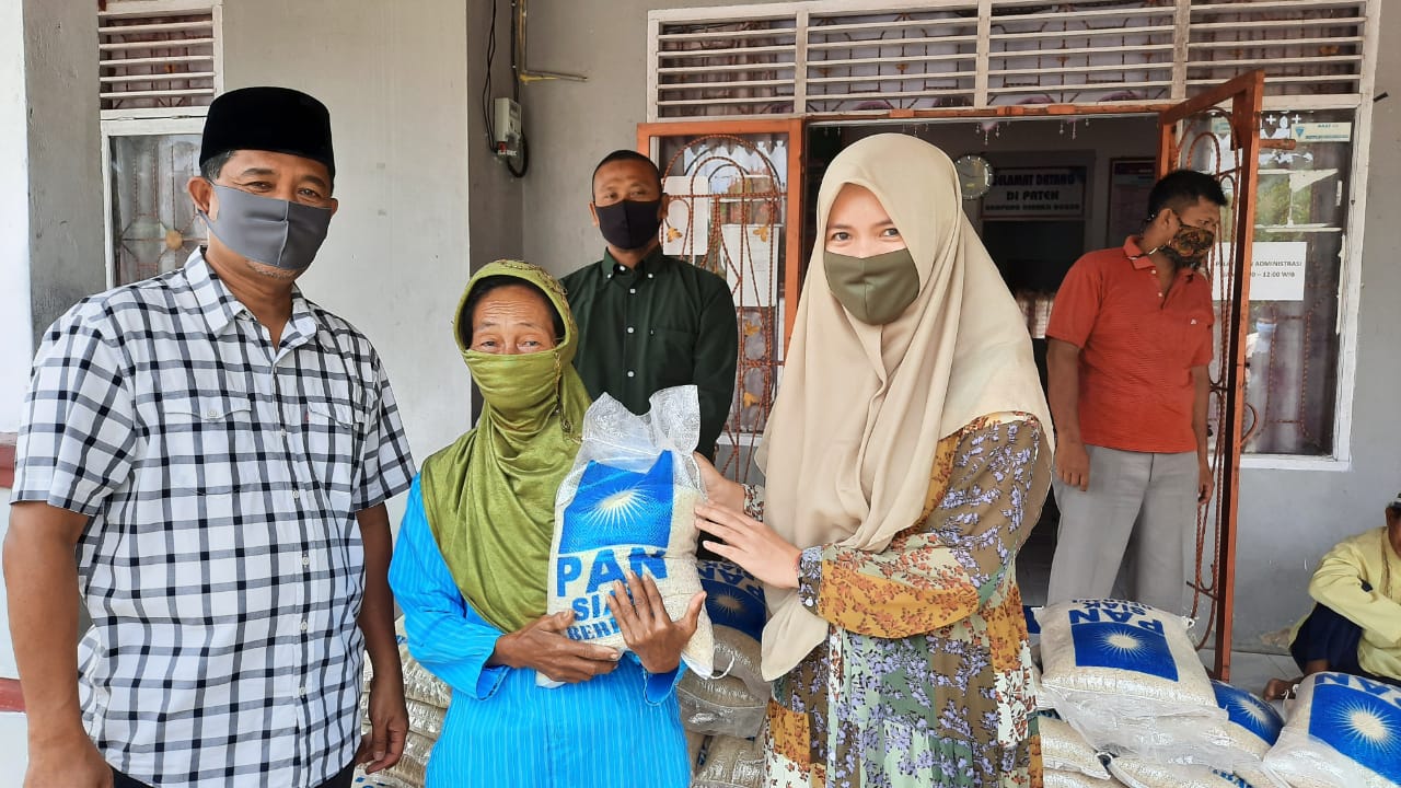 Hari Ini Bantuan Pekat Beras & Kain Sarung Dibagikan Fairus di Kampung Keranji Guguh