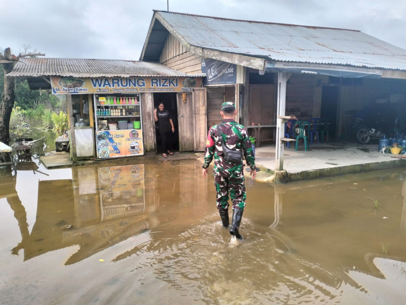 Babinsa Koramil 03/Minas Serda Holmes Pasaribu Masih Rutin Pantau Perkembangan Banjir di Kampung Muara Kelantan
