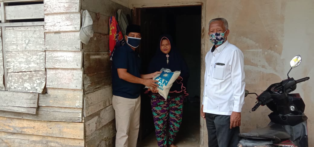 Berlanjut, Waka I DPRD Siak Fairus Hari Ini Serahkan Paket Bansos Untuk Warga Sialang Palas