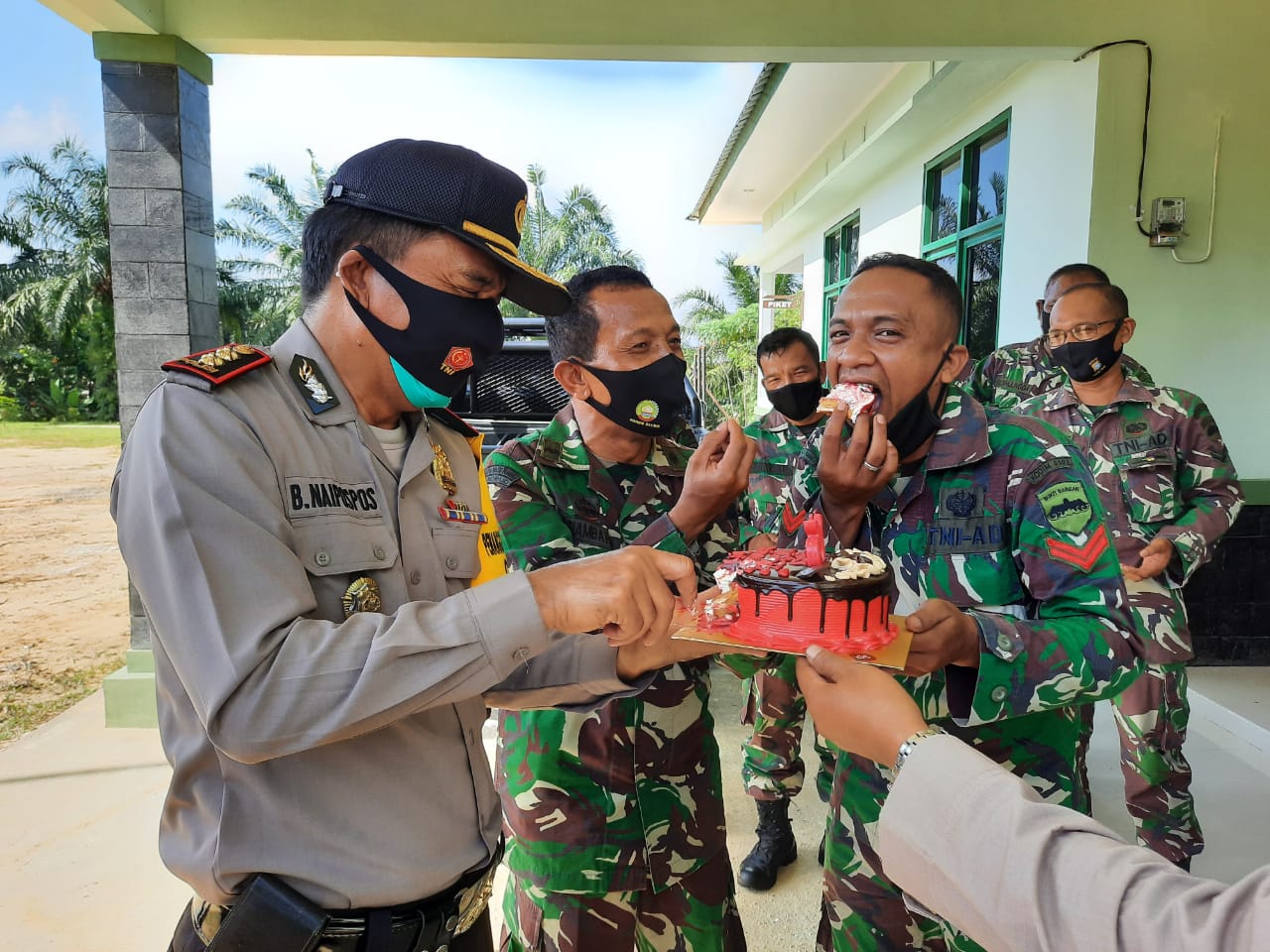 HUT TNI 75, Kapolsek Minas & Sei Mandau Sambangi Makoramil 09/Minas Bawakan Bolu Ultah