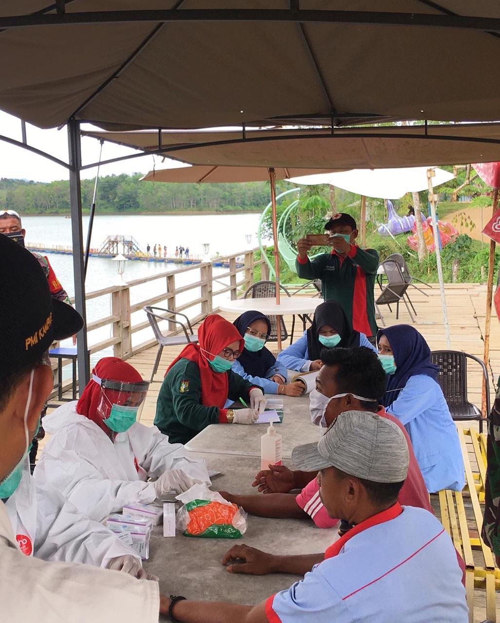 Relawan C-19 Pulau Gadang Ikut Bantu Pihak Puskesmas Lakukan Rapid Test Di Dermaga Tepian Mahligai