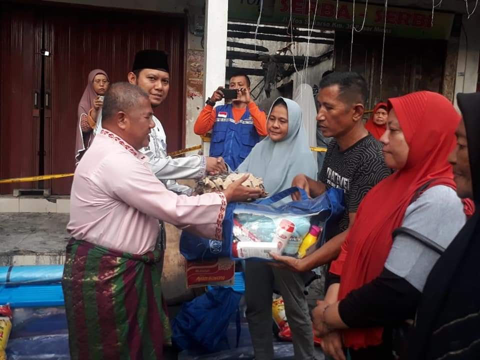 Didampingi Camat Hendra Dinsos Siak Serahkan Bantuan Terhadap Korban Kebakaran Di Minas