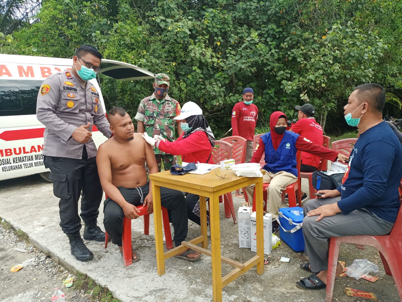 Ajak Masyarakat Tetap Patuhi Prokes, Kapolsek Teluk Meranti Kawal Langsung Vaksinasi