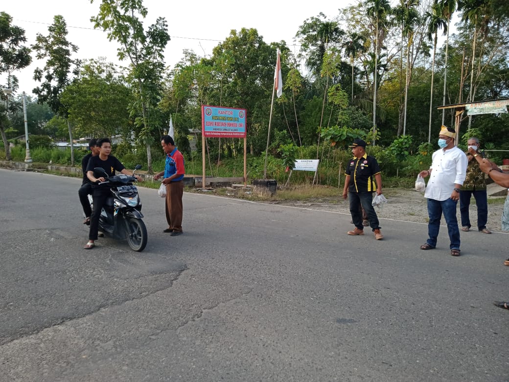 Indahnya Berbagi, Dpc-Awi Rohul Bagikan Takjil sekaligus Santuni Anak Yatim