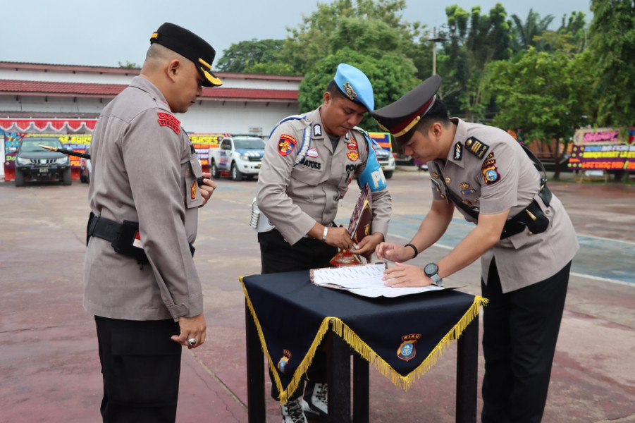 Pimpin Upacara Sertijab Kasat Lantas, Ini Penegasan Kapolres Inhu