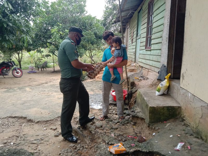 Babinsa Koramil 03/Minas Serda Sugiarto Giat Pengecekan Anak Penderita Stunting di Kampung Rantau Bertuah