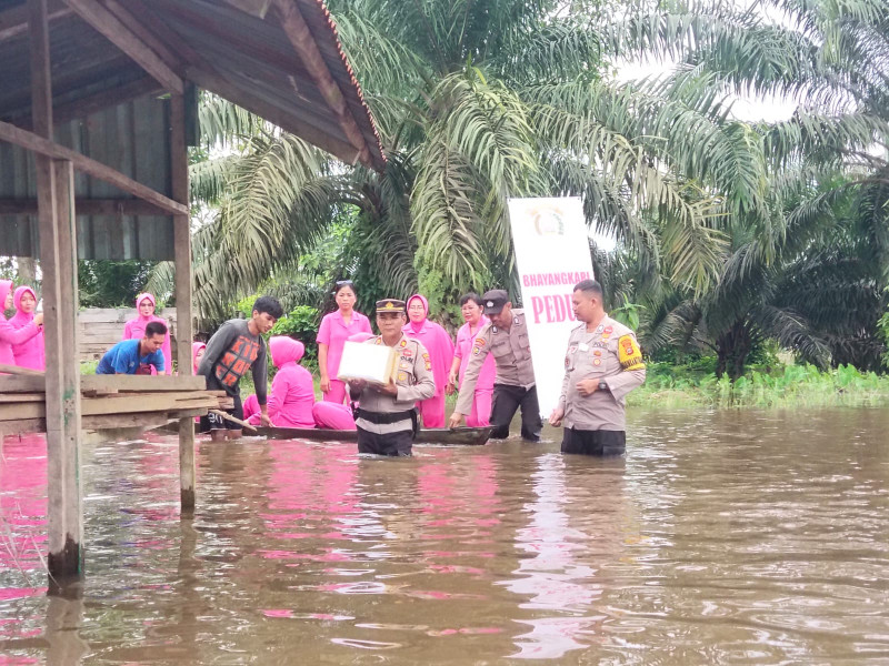 Basah Kuyup, Kapolsek Rengat Barat dan Bhayangkari Antarkan Bantuan Banjir ke Desa Redang