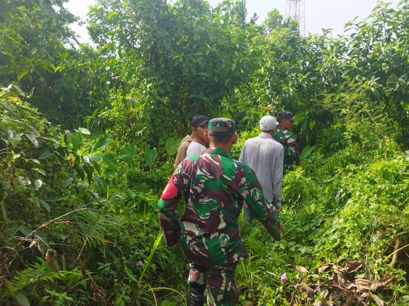 Babinsa Sertu TH.Hutagalung dan Kopka Hari Surachman, Ajak Warga Binaan Patroli Gabungan Antisipasi Karhutla di Kampung Pinang Sebatang