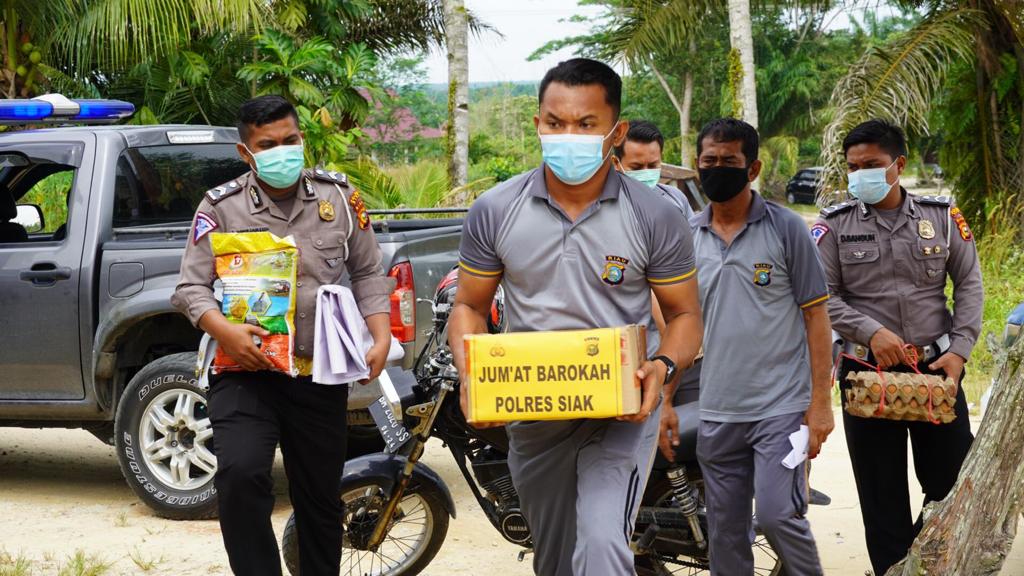 Polres Siak Bantu Warga Yang Membutuhkan Melalui Giat Jumat Barokah