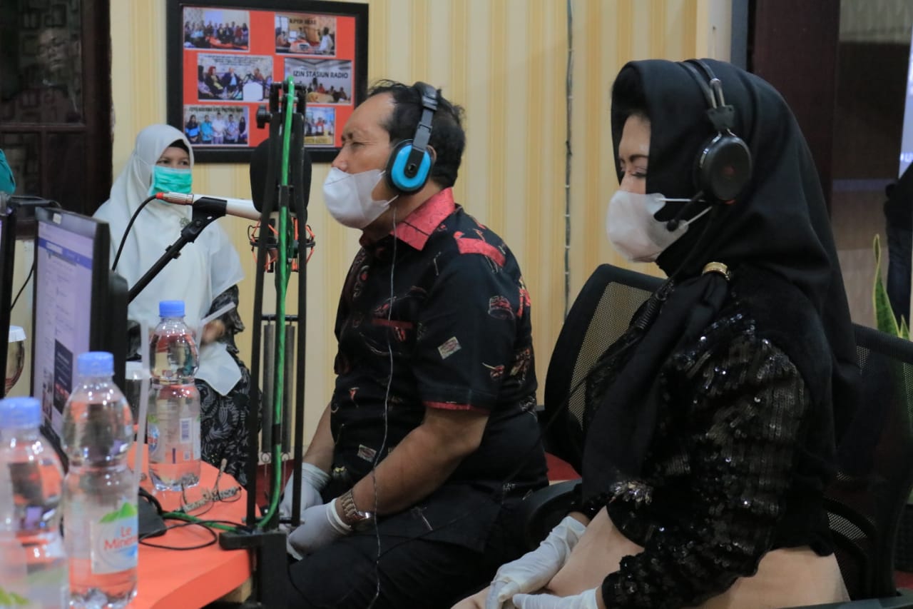 Ketua TP.PKK Rohul, Hj.Peni Herawati Berikan Himbauan Via Radio Kepada Masayarakat Cegah Covid-19