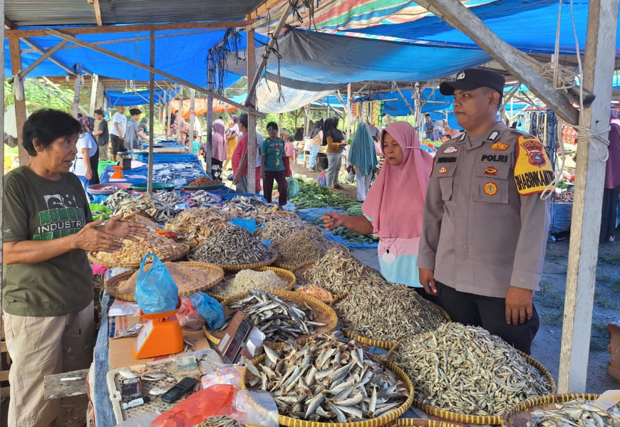 Bhabinkamtibmas Polsek Bonai Darussalam Gelar Patroli Di Pasar Tradisional Desa Rawa Makmur