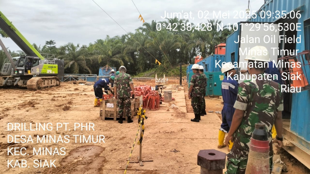 Babinsa Koramil 03/Minas Kawal Keamanan Operasi Pengeboran Migas di PT PHR