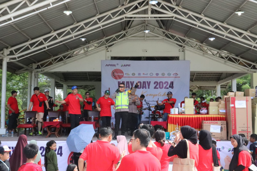 Pastikan Peringatan May Day Aman,  Kapolres Pelalawan Hibur Para Buruh