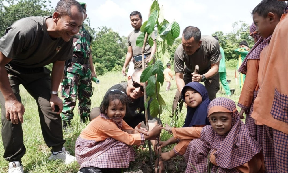 Jumat Berkah Danpuslatpur Tanam Pohon di Daerah OMIBA