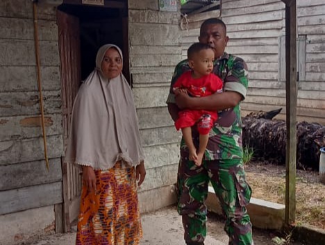 Sertu Sahidin Sambangi Kediaman Warga Binaan di Kampung Sengkemang Lakukan Pengecekan Anak Stunting