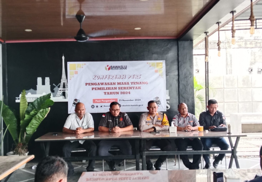Bawaslu Rohul Gelar Konferensi Pers Terkait Pengawasan Masa Tenang Pilkada 2024