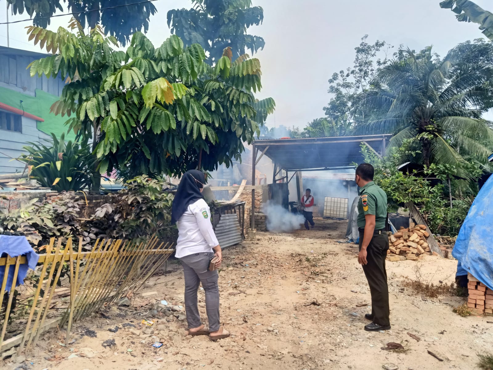 Cegah DBD, Babinsa Koramil 03/Minas Dampingi Pihak Puskesmas Lakukan Fogging