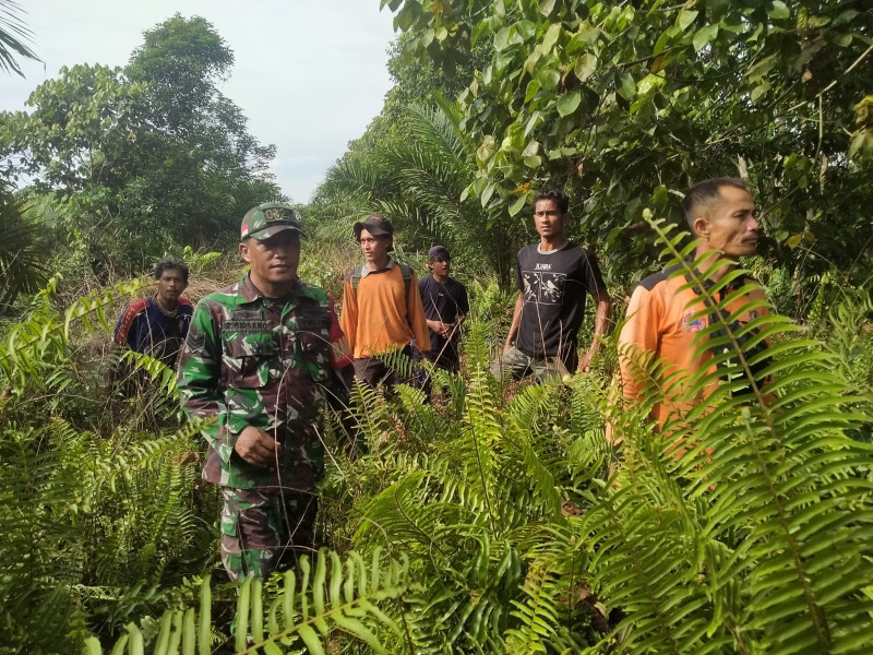 Bersama Dengan Tim, Serka Risman Girsang Rutin Patroli Karlahut Dengan Warga Binaannya di Sungai Selodang