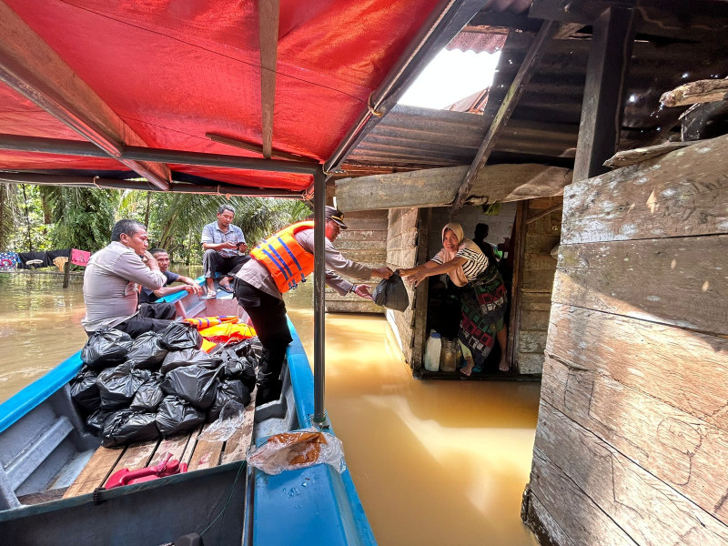 Polsek Cerenti Polres Kuansing Berikan Bansos Sembako Kepada Warga Terdampak Banjir di Desa Sikakak Cerenti