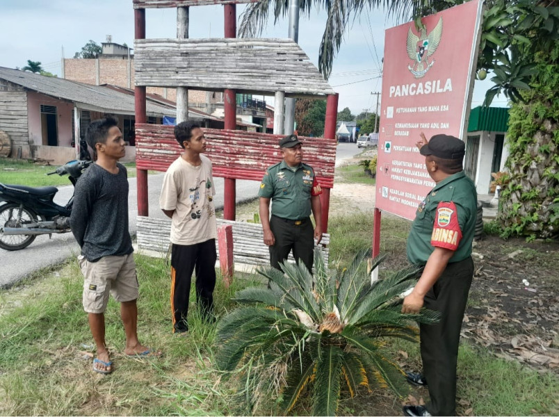 Melalui Komsos, Babinsa Koramil 04/Perawang Sertu Sahidin & Sertu Venus Luberto Sosialisasikan Nilai-nilai Pancasila Terhadap Warga Binaan 