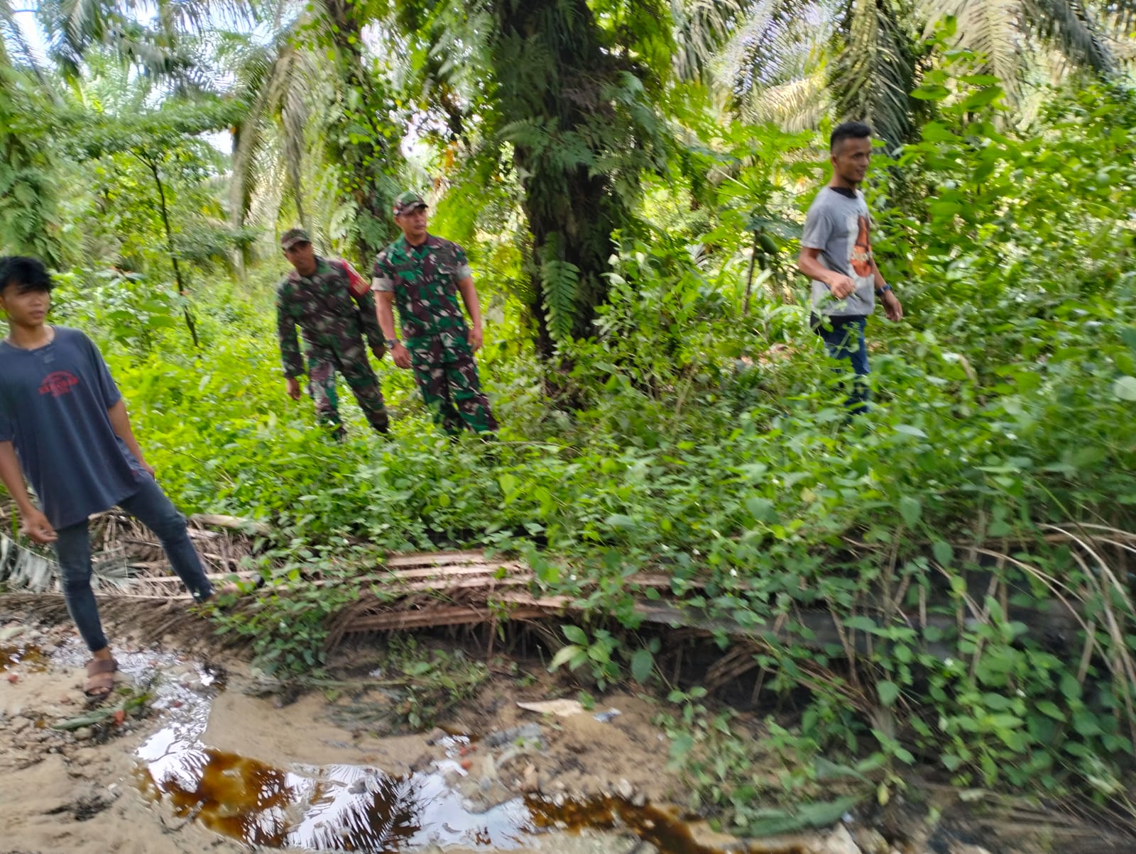 Agar Tak Terjadi Karhutla, Kopda S Sembiring Bersama Masyarakat di Minas Timur Lakukan Patroli dan Pengecekan Kanal