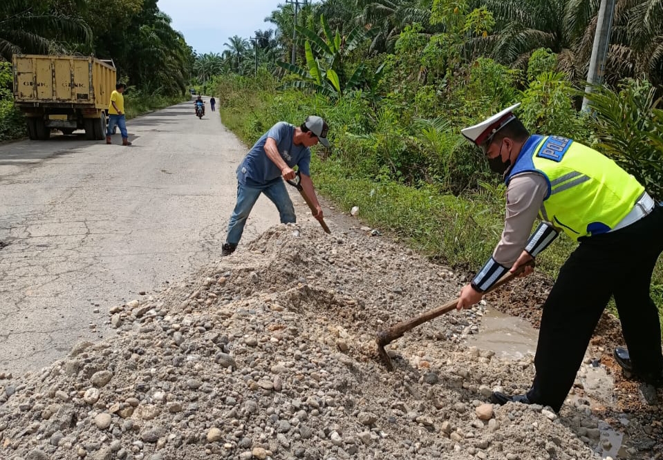 Perbaiki Jalan Rusak, Cegah Laka, Giat Operasi KLK 2022 Di Rohul Layak Dicontoh