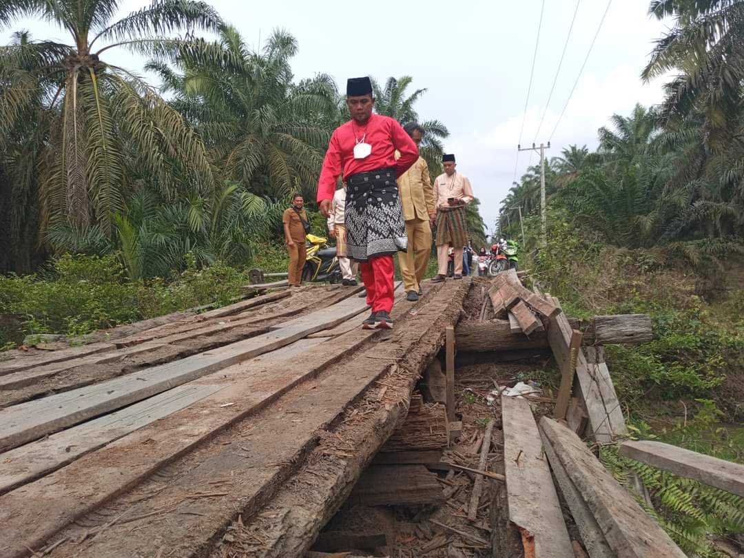 HUT Riau 64, Bupati H Zukri Tinjau Jembatan Roboh