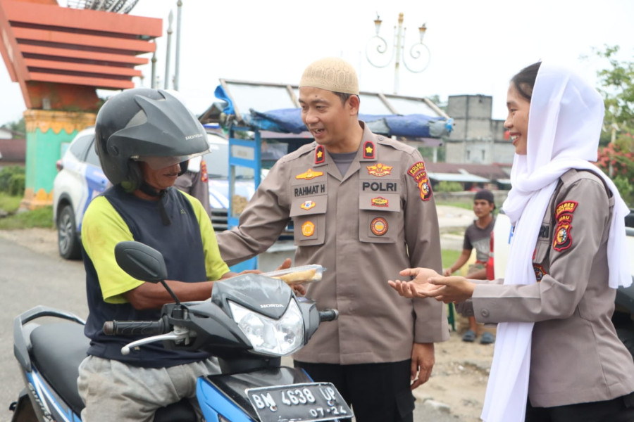 Polres Rokan Hulu Berbagi Takjil, Warga Apresiasi Kepedulian Polri Di Bulan Ramadhan