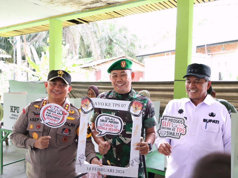 Bersama Bupati Dan Dandim, Kapolres Siak Monitoring Pelaksanaan Pemilu 2024 Disejumlah Kecamatan