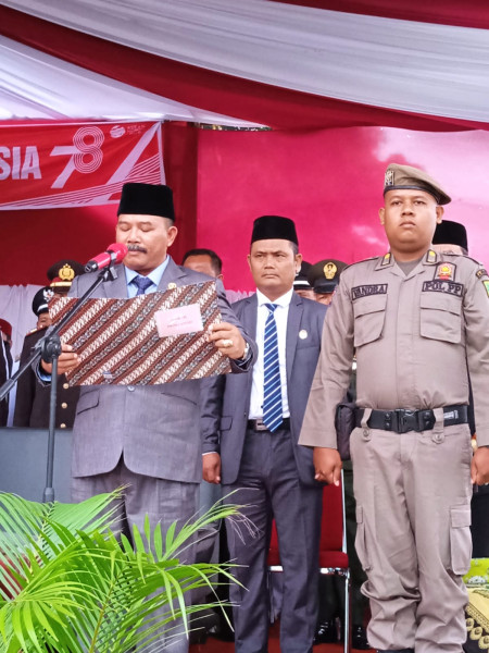 Upacara HUT ke-78 RI di Kecamatan Pasir Penyu, Anggota DPRD Inhu 3 Periode Pembaca Teks Proklamasi