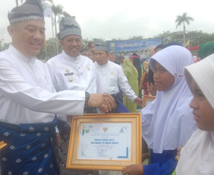 Raih Juara 1 Dalam Kejuaraan Karate, Indah Sukmawati Siswi SDN 02 Minas Barat Terima Piagam Penghargaan Dari Bupati Saat HUT Siak Ke-24