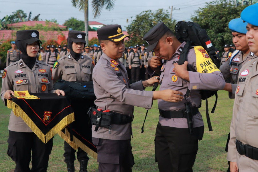 Baglog Polres Kampar Distribusikan Tas dan Bet Lengan  untuk Personil PAM TPS