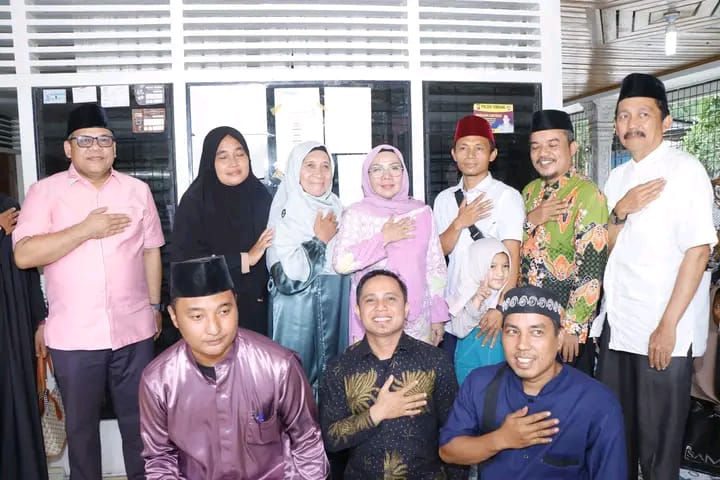 Salurkan Bantuan Sembako di Desa Terantang, Wakil Bupati Kampar Dr. Hj. Misharti Disambut Antusias oleh  Masyarakat Terantang