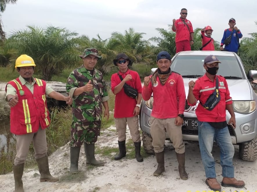 Sertu Ardhi Syam Babinsa Kormail 03/Minas Bersama Masyarakat di Kampung Olak Rutin Lakukan Patroli Karhutla & Peninjauan Kanal