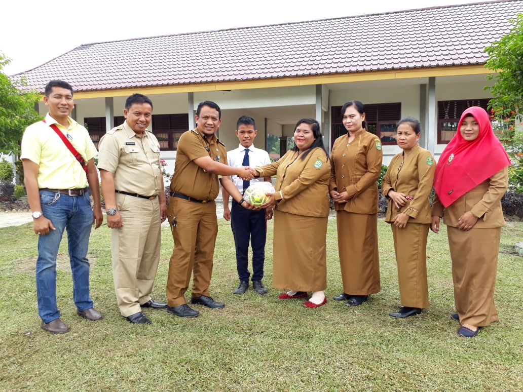 UPTD Dan Lurah Serahkan Bantuan Volley