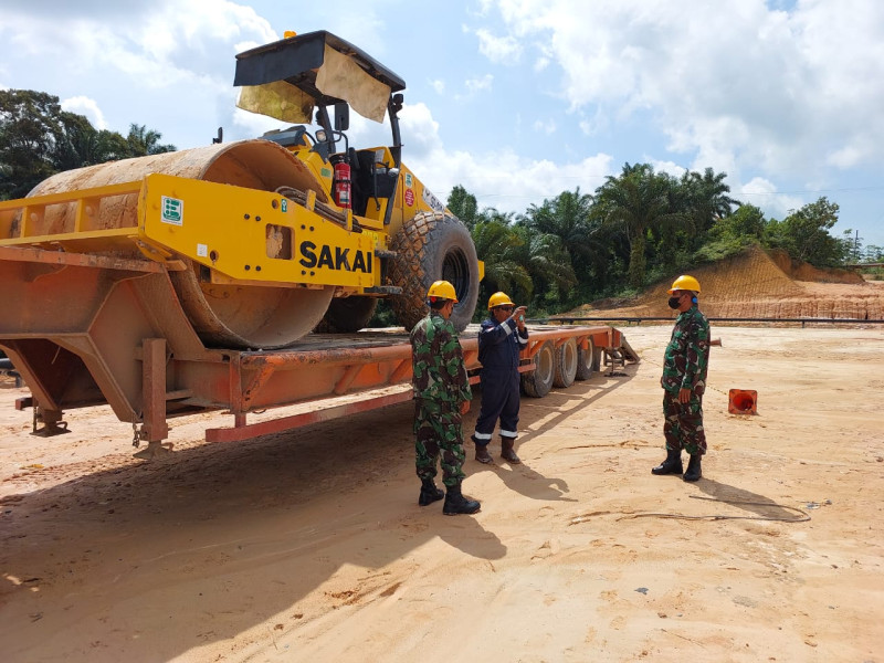 Jaga Keamanan OVN PHR, Serma M.Nasir & Sertu Ardhi Syam Lakukan Patroli Rutin di Lokasi Drilling Minas