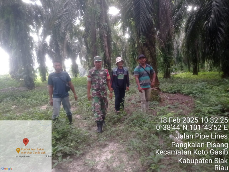 Patroli Karlahut di Kuala Gasib, Babinsa Koramil 04/Perawang Tingkatkan Kewaspadaan