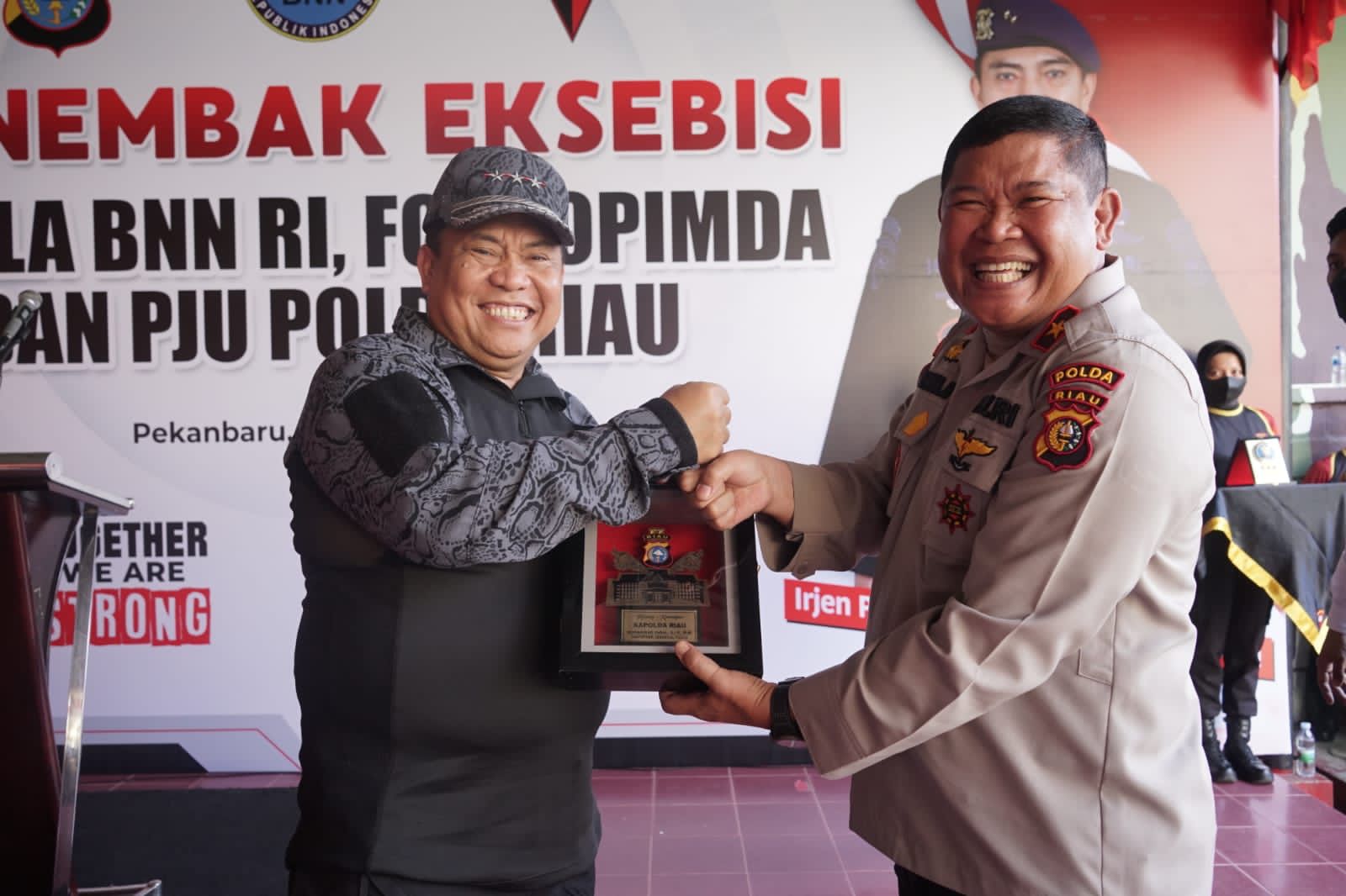Kepala BNN RI Komjen Petrus Golose Sempatkan Latihan Menembak di Mako Brimob Saat Kunker ke Riau