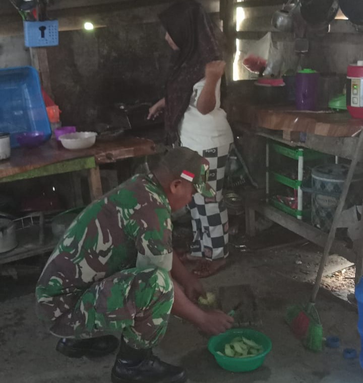 Babinsa Koramil 04/Perawang Bentu Warga Dengan Masuk Dapur Ibu Eva Warga Kurang Mampu di Kampung Sengkemang