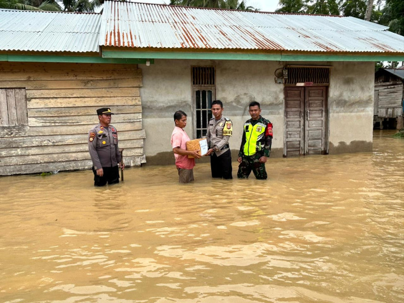 Polsek Cerenti Lakukan Pengecekan Perkembangan Debid Air Sungai Kuantan dan Pemberian Paket Sembako di Kecamatan Inuman