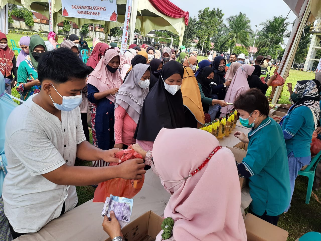 Perkuat Solidaritas Dan Kepedulian di Bulan Ramadan, IKPP Perawang Salurkan 3000 Liter Minyak Goreng