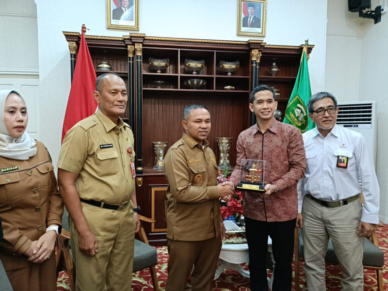 EMP Lakukan Safari Kehormatan ke Kepala Daerah di Riau, Tegaskan Komitmen Dorong Produksi Migas Nasional EMP Lakukan Safari Kehormatan ke Kepala Daerah di Riau, Tegaskan Komitmen Dorong Produksi Migas Nasional