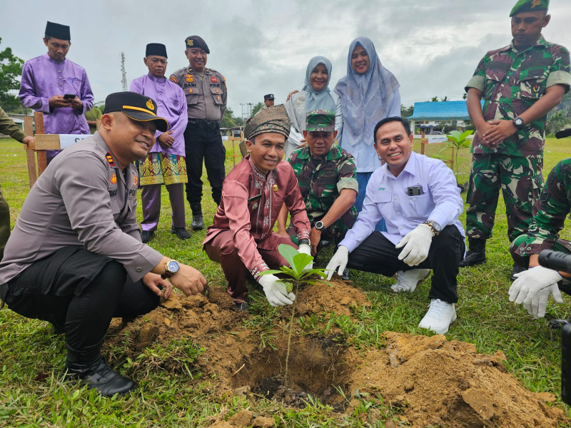 Momen Hari Pendidikan, Polsek Lirik Bersama Berbagai Unsur Tanam Pohon Berpartisipasi Untuk Semesta
