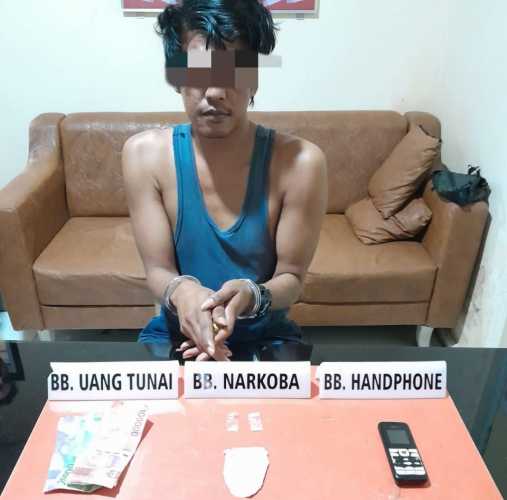 Pelaku Narkoba Ditangkap saat Duduk di Warung Warga