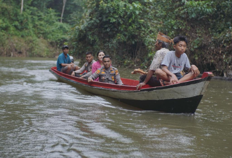 Kapolsek Batang Gansal Bersama Bhayangkari Susuri Sungai Demi Sosialisasi Pemilu Aman Dan Damai