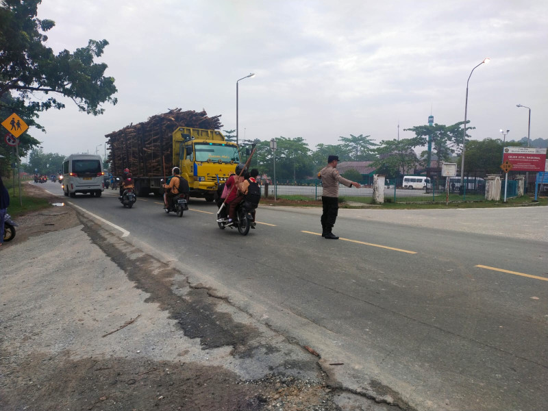 Antisipasi Laka Lantas, Personil Polsek Minas Giat Strong Point di Sejumlah Titik Rawan Laka