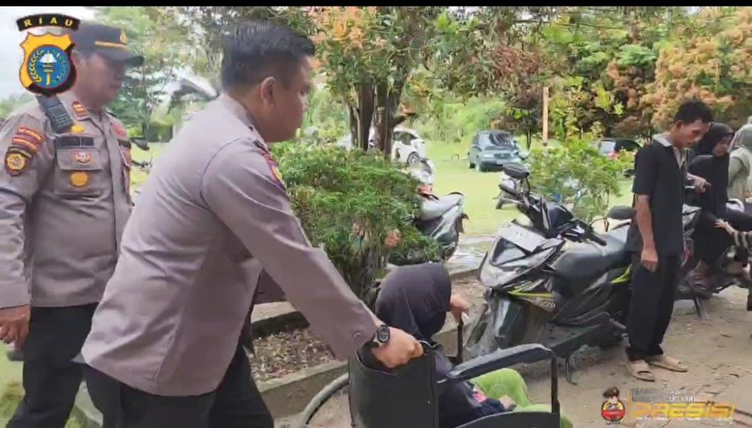 Polisi Berhati Emas:  Kasat Binmas dan Kapolsek Antar Lansia ke TPS