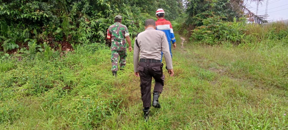 Dengan Warga Binaan di Kampung Sengkemang, Sertu Sahidin Rutin Ajak Patroli Antisipasi Karlahut