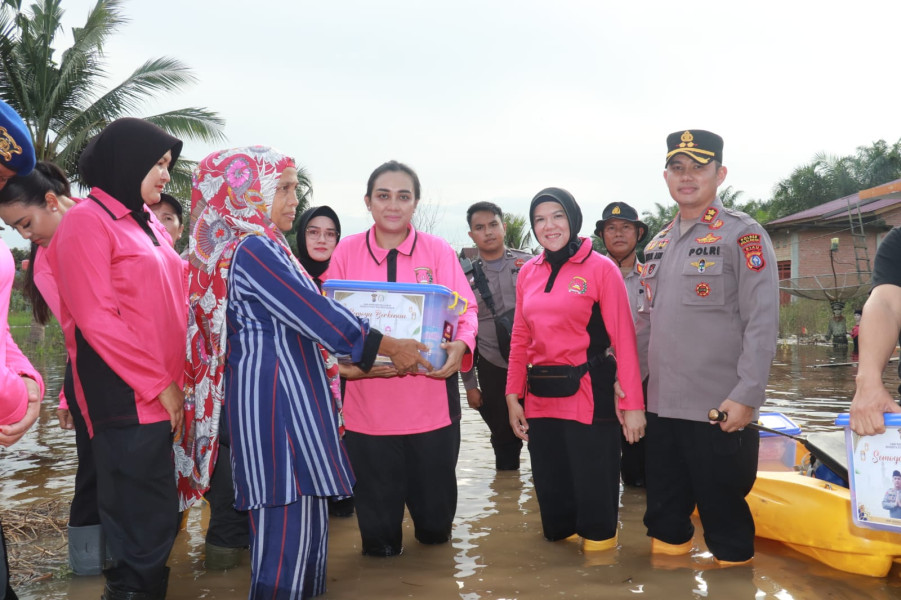 Kapolres Pelalawan dan Bhayangkari Bagikan Bantuan untuk Korban Banjir di Pangkalan Kerinci