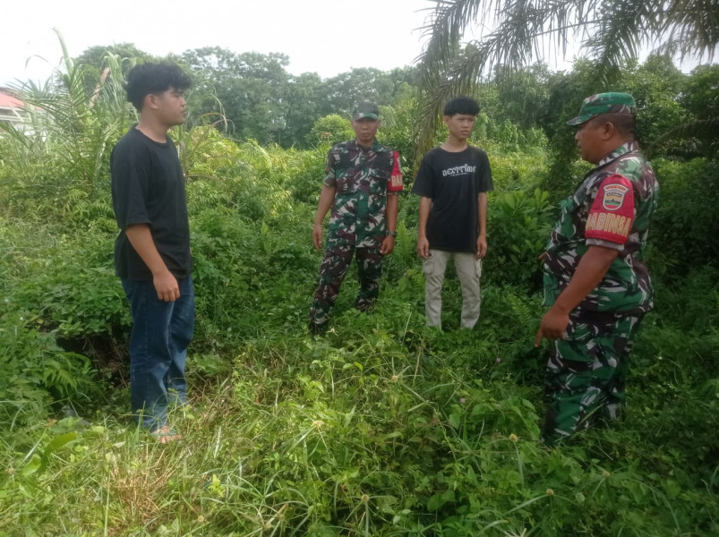 Dua Orang Babinsa Koramil 04/Perawang Patroli Pencegahan Karhutla di Perawang Barat, Situasi Aman
